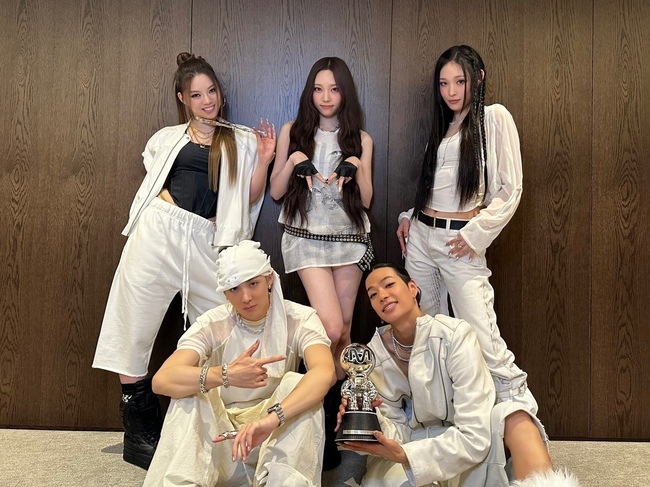 더블랙레이블 제공